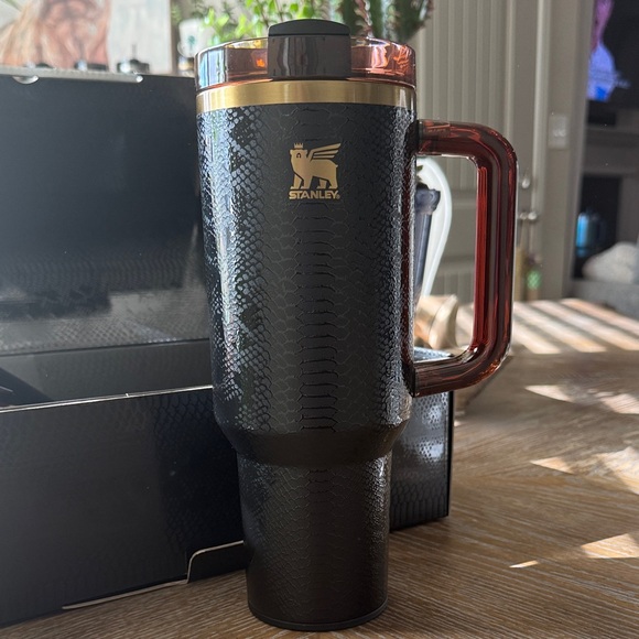 Brand New 40oz Black Snakeskin The Quencher Luxe H2.0 FlowState Tumbler - Picture 3 of 11